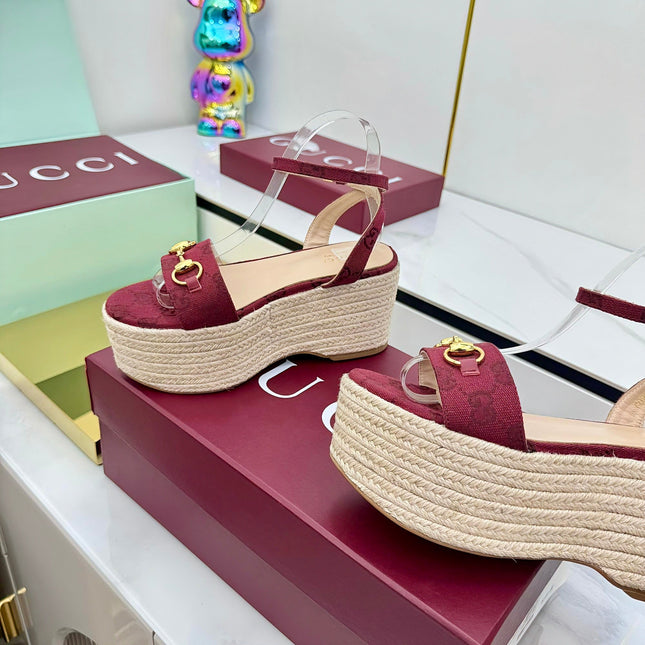 GG HIGH WEDGE SANDALS IN RED FABRIC AND RAFFIA WITH GOLD HARDWARE