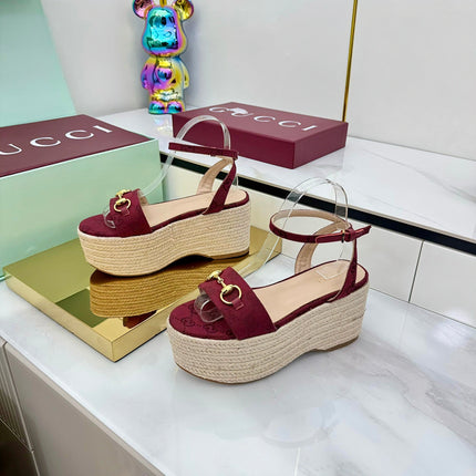 GG HIGH WEDGE SANDALS IN RED FABRIC AND RAFFIA WITH GOLD HARDWARE