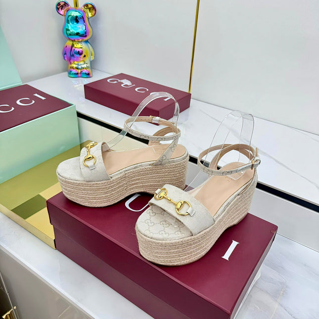 GG HIGH WEDGE SANDALS IN LIGHT BEIGE FABRIC AND RAFFIA WITH GOLD HARDWARE