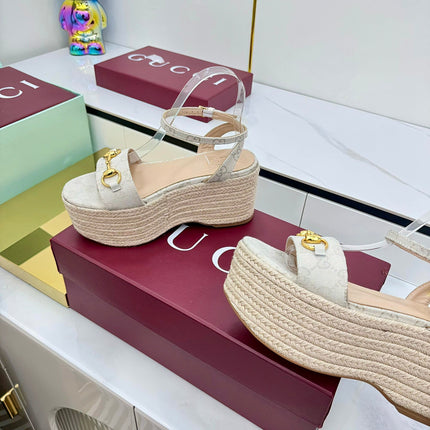 GG HIGH WEDGE SANDALS IN LIGHT BEIGE FABRIC AND RAFFIA WITH GOLD HARDWARE