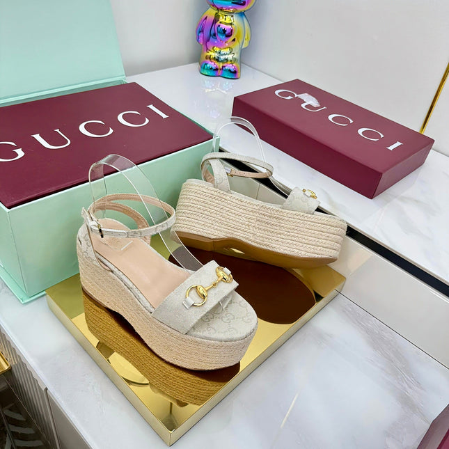 GG HIGH WEDGE SANDALS IN LIGHT BEIGE FABRIC AND RAFFIA WITH GOLD HARDWARE