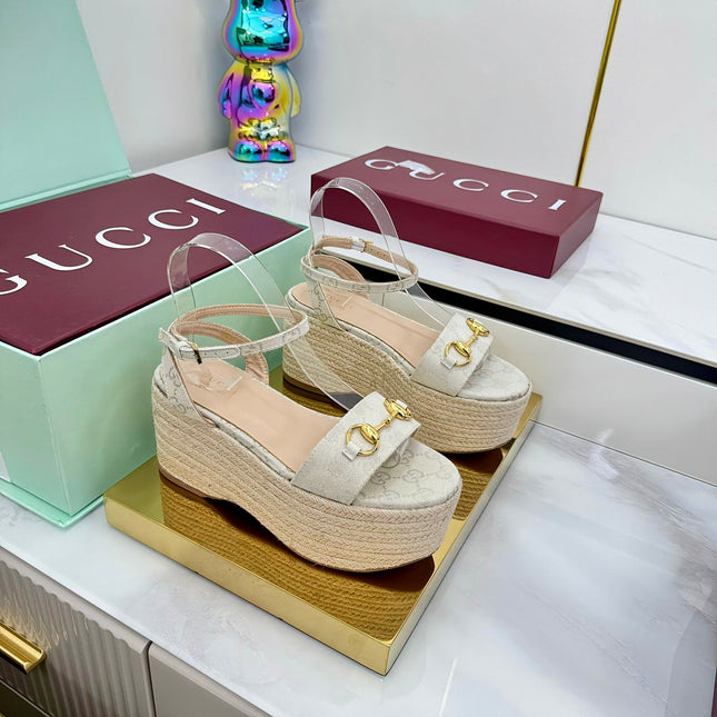 GG HIGH WEDGE SANDALS IN LIGHT BEIGE FABRIC AND RAFFIA WITH GOLD HARDWARE