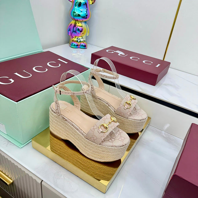 GG HIGH WEDGE SANDALS IN NUDE BEIGE FABRIC AND RAFFIA WITH GOLD HARDWARE