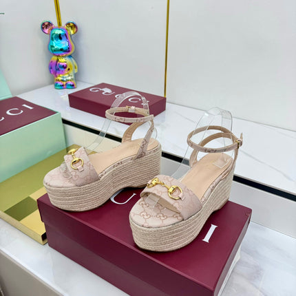 GG HIGH WEDGE SANDALS IN NUDE BEIGE FABRIC AND RAFFIA WITH GOLD HARDWARE