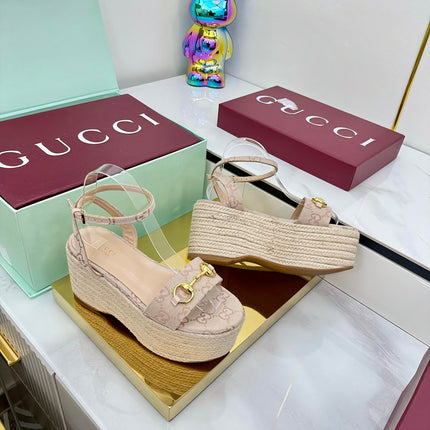 GG HIGH WEDGE SANDALS IN NUDE BEIGE FABRIC AND RAFFIA WITH GOLD HARDWARE