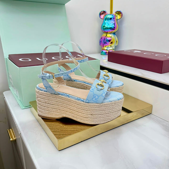 GG HIGH WEDGE SANDALS IN BLUE FABRIC AND RAFFIA WITH GOLD HARDWARE