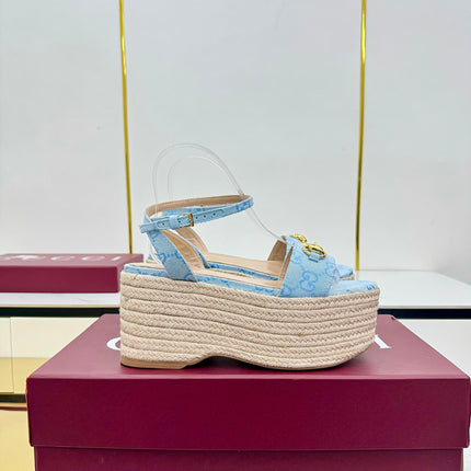 GG HIGH WEDGE SANDALS IN BLUE FABRIC AND RAFFIA WITH GOLD HARDWARE