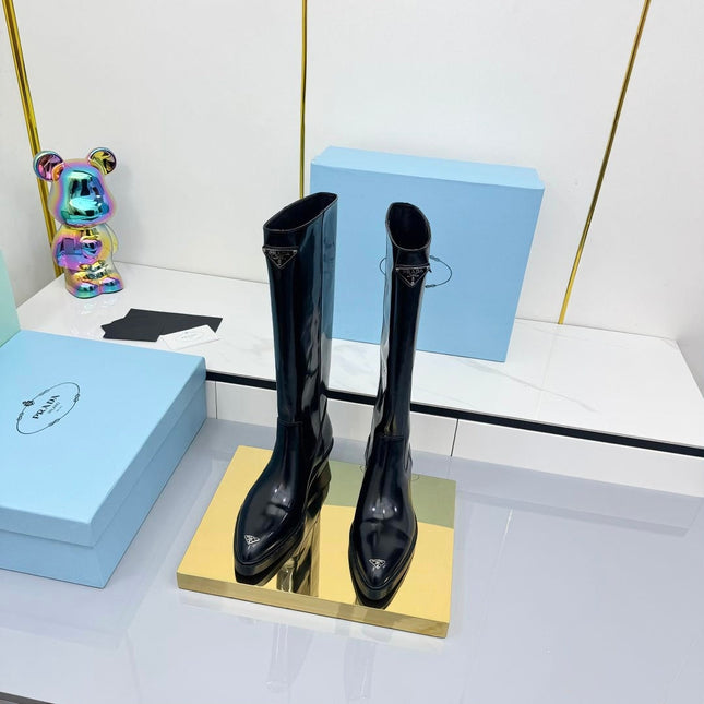 PRADA 25S POINTED TALL BOOTS 50MM IN BLACK GLOSSY CALFSKIN WITH LOGO