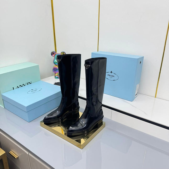 PRADA 25S POINTED TALL BOOTS 50MM IN BLACK GLOSSY CALFSKIN WITH LOGO
