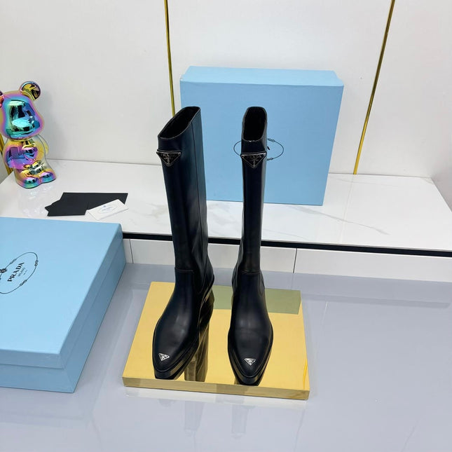 PRADA 25S POINTED TALL BOOTS 50MM IN BLACK CALFSKIN WITH LOGO