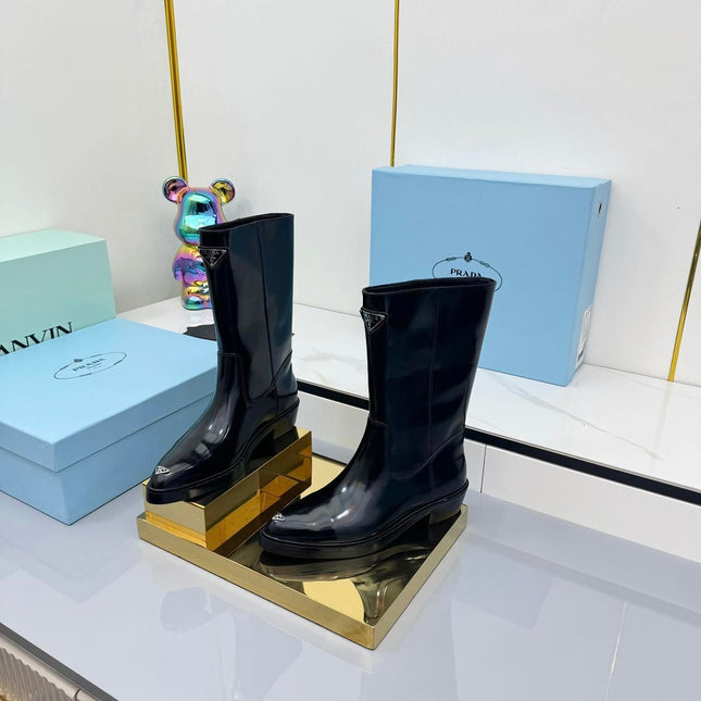 PRADA 25S POINTED TOE HIGH BOOTS 50MM IN BLACK GLOSSY CALFSKIN WITH LOGO