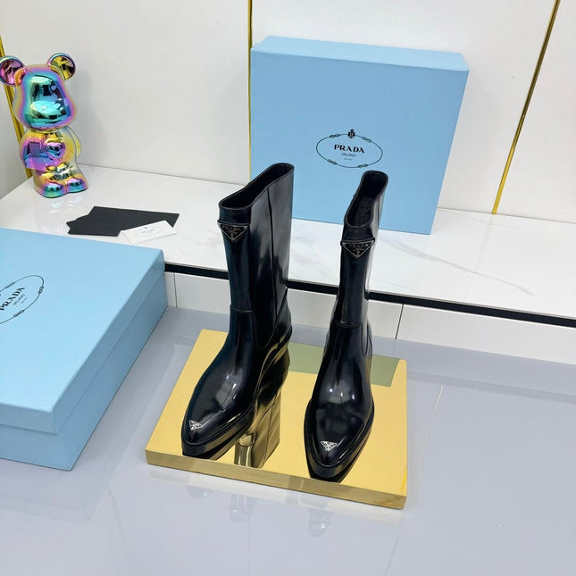 PRADA 25S POINTED TOE HIGH BOOTS 50MM IN BLACK GLOSSY CALFSKIN WITH LOGO