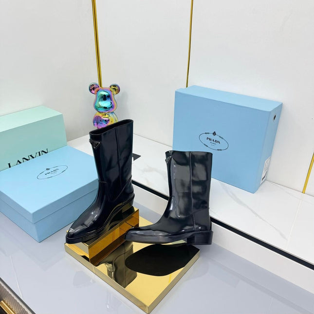 PRADA 25S POINTED TOE HIGH BOOTS 50MM IN BLACK GLOSSY CALFSKIN WITH LOGO