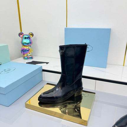 PRADA 25S POINTED TOE HIGH BOOTS 50MM IN BLACK GLOSSY CALFSKIN WITH LOGO