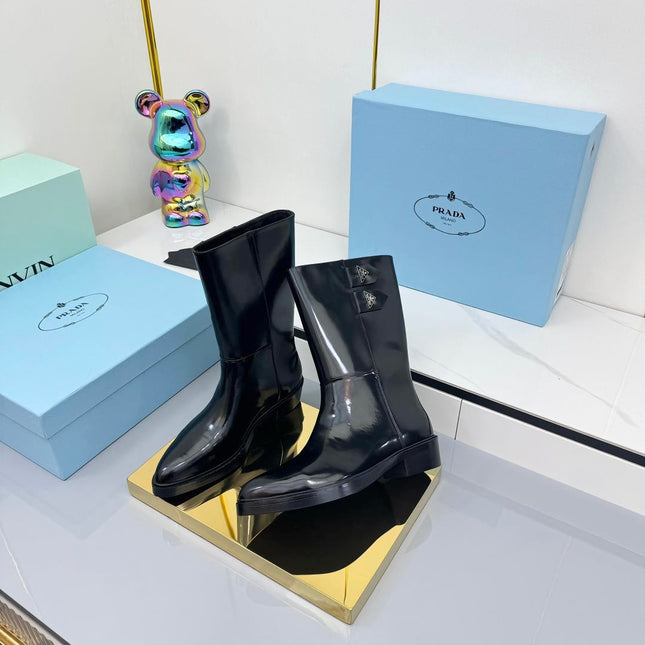 PRADA 25S BROOKLYN BOOTS 50MM IN BLACK GLOSSY CALFSKIN WITH LOGO