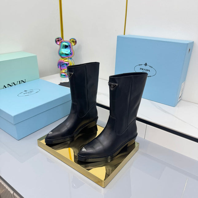 PRADA 25S POINTED TOE HIGH BOOTS 50MM IN BLACK CALFSKIN WITH LOGO