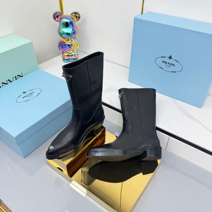 PRADA 25S POINTED TOE HIGH BOOTS 50MM IN BLACK CALFSKIN WITH LOGO