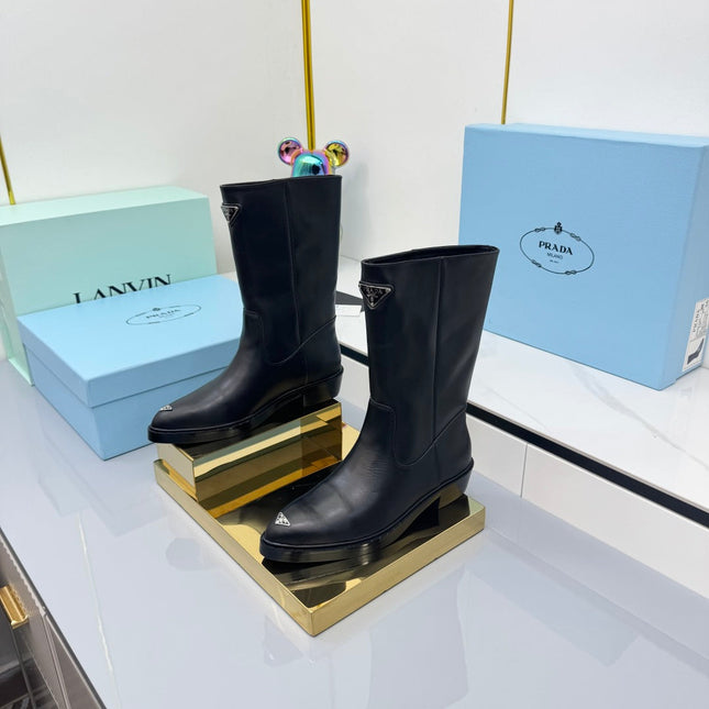 PRADA 25S POINTED TOE HIGH BOOTS 50MM IN BLACK CALFSKIN WITH LOGO