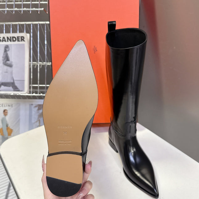 HM 25S POINTED-TOE KNEE-HIGH BOOTS IN BLACK GLOSSY LAMBSKIN