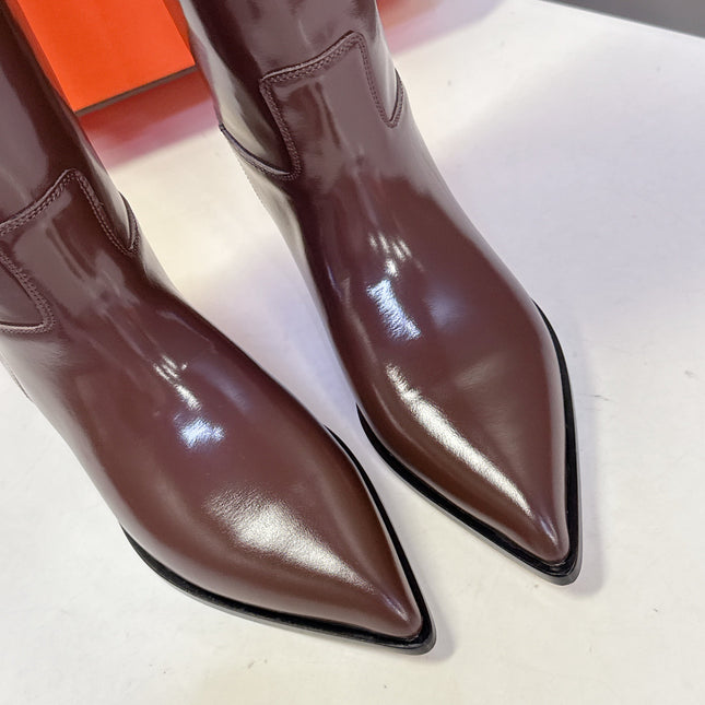 HM 25S POINTED-TOE KNEE-HIGH BOOTS IN BROWN GLOSSY LAMBSKIN