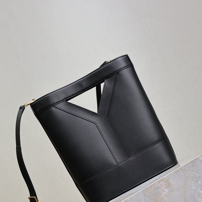 YSL 25S Y SMALL BUCKET 29 IN BLACK CALFSKIN GOLD HARDWRE