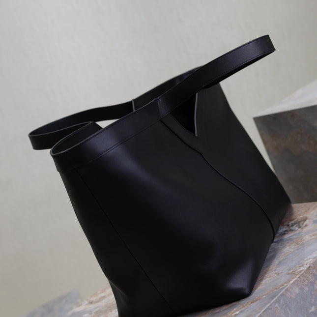 YSL 25S Y TOTE 50 IN BLACK CALFSKIN GOLD HARDWRE