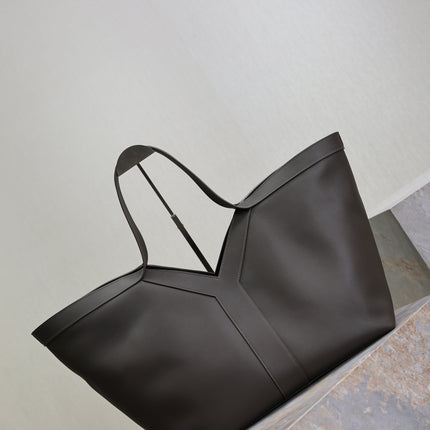 YSL 25S Y MAXI TOTE 50 IN MUTED CHARCOAL CALFSKIN GOLD HARDWRE