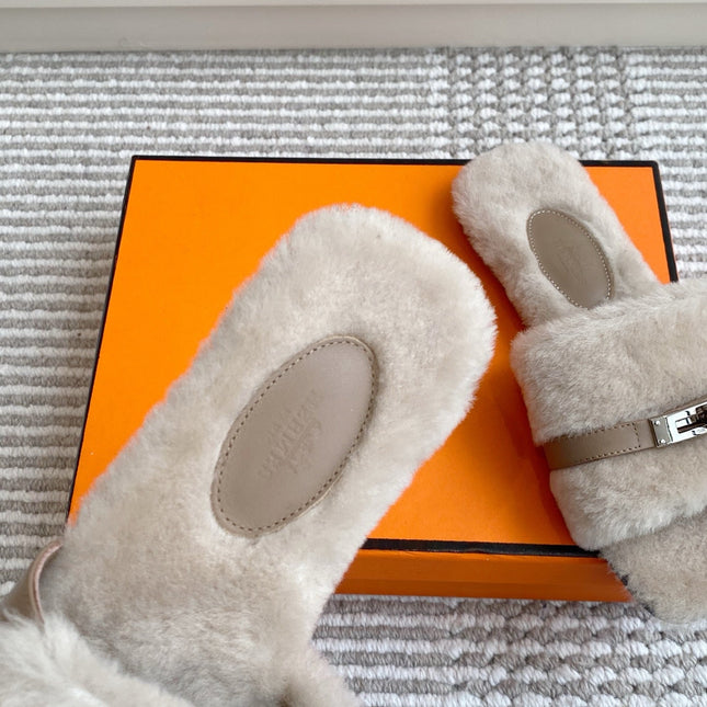 HM 25S GIULIA SANDAL IN PALE BEIGE GRAY SHEARLING WITH SILVER HARDWARE