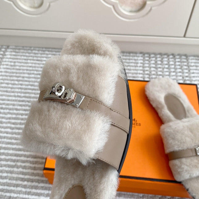 HM 25S GIULIA SANDAL IN PALE BEIGE GRAY SHEARLING WITH SILVER HARDWARE