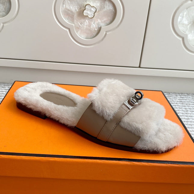 HM 25S GIULIA SANDAL IN PALE BEIGE GRAY SHEARLING WITH SILVER HARDWARE