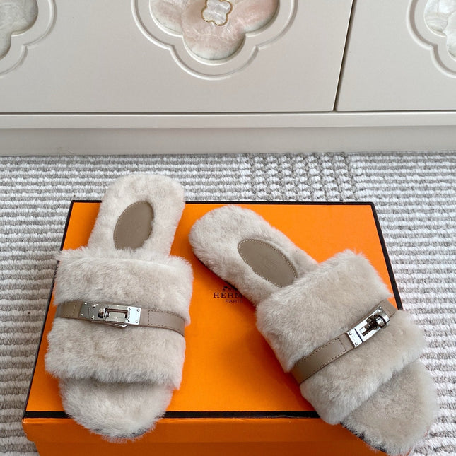 HM 25S GIULIA SANDAL IN PALE BEIGE GRAY SHEARLING WITH SILVER HARDWARE