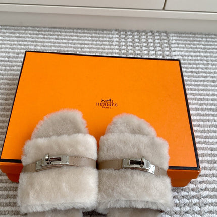 HM 25S GIULIA SANDAL IN PALE BEIGE GRAY SHEARLING WITH SILVER HARDWARE