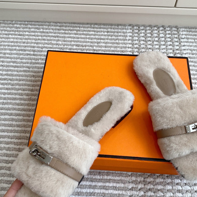 HM 25S GIULIA SANDAL IN PALE BEIGE GRAY SHEARLING WITH SILVER HARDWARE