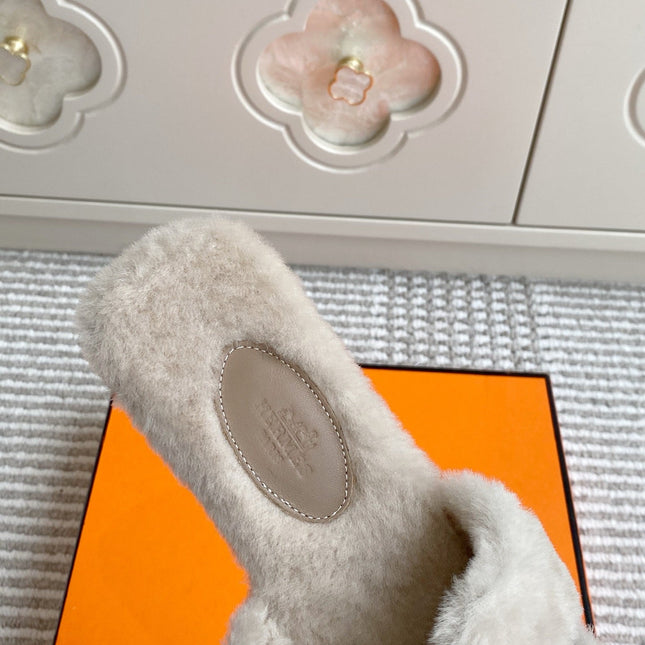 HM 25S ECLAIR SANDAL IN PALE BEIGE GRAY SHEARLING WITH SILVER HARDWARE