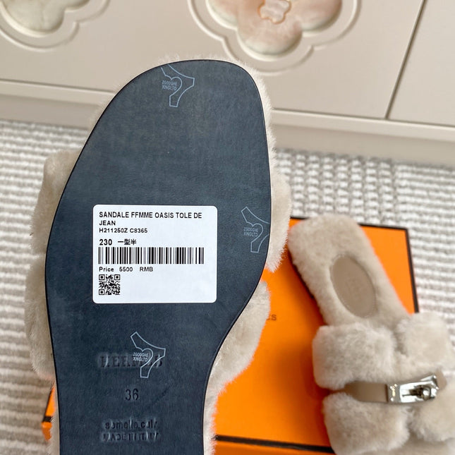 HM 25S ECLAIR SANDAL IN PALE BEIGE GRAY SHEARLING WITH SILVER HARDWARE