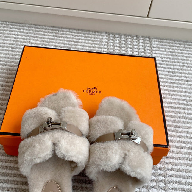 HM 25S ECLAIR SANDAL IN PALE BEIGE GRAY SHEARLING WITH SILVER HARDWARE