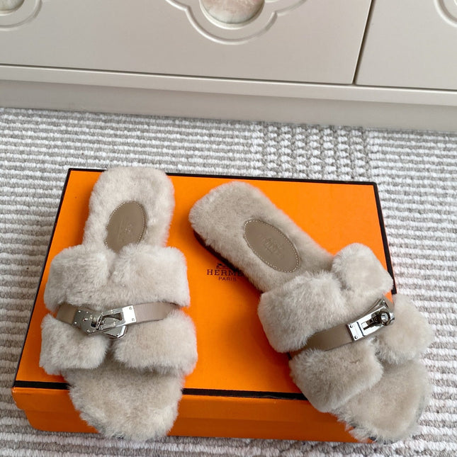 HM 25S ECLAIR SANDAL IN PALE BEIGE GRAY SHEARLING WITH SILVER HARDWARE