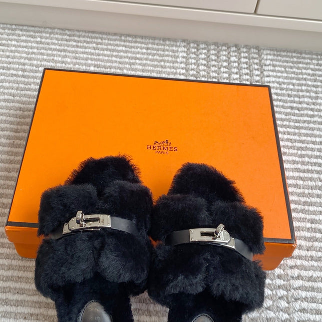HM 25S ECLAIR SANDAL IN BLACK SHEARLING WITH SILVER HARDWARE