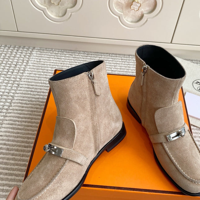 HM 25S KELSY ANKLE BOOT IN EARTHY BROWN-GRAY SUEDE WITH SILVER HARDWARE