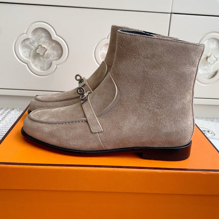 HM 25S KELSY ANKLE BOOT IN EARTHY BROWN-GRAY SUEDE WITH SILVER HARDWARE