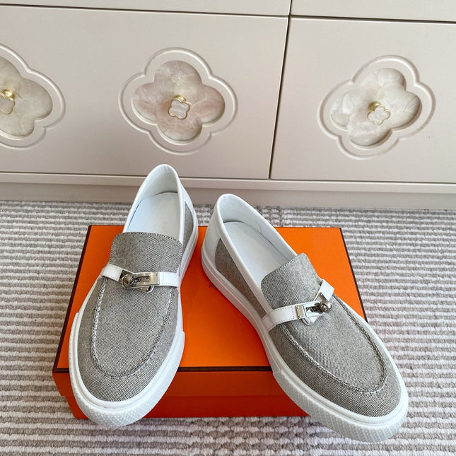 HM 25S SLIP-ON IN LIGHT GREY CANVAS WITH SILVER HARDWARE