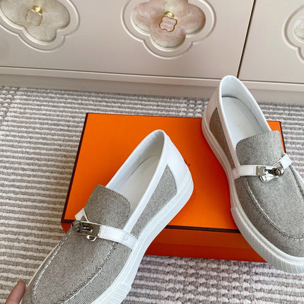 HM 25S SLIP-ON IN LIGHT GREY CANVAS WITH SILVER HARDWARE