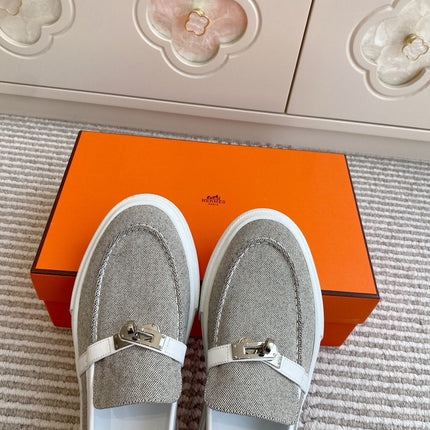 HM 25S SLIP-ON IN LIGHT GREY CANVAS WITH SILVER HARDWARE