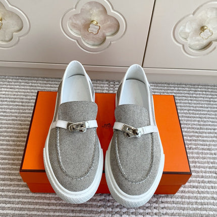 HM 25S SLIP-ON IN LIGHT GREY CANVAS WITH SILVER HARDWARE