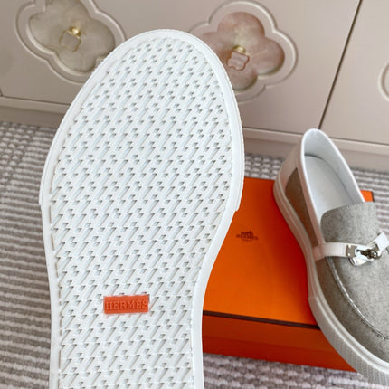 HM 25S SLIP-ON IN LIGHT GREY CANVAS WITH SILVER HARDWARE