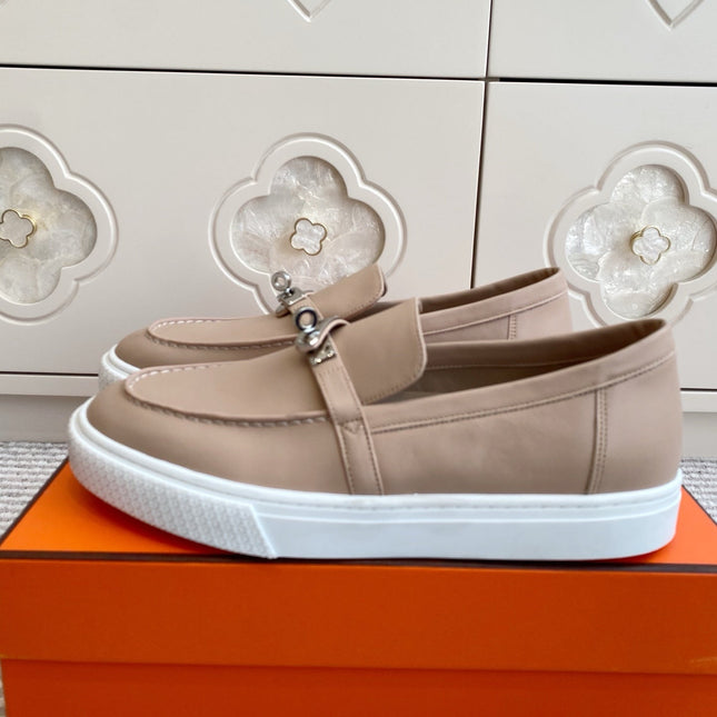 HM 25S SLIP-ON IN BEIGE LAMBSKIN WITH SILVER HARDWARE
