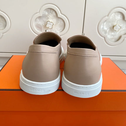 HM 25S SLIP-ON IN BEIGE LAMBSKIN WITH SILVER HARDWARE