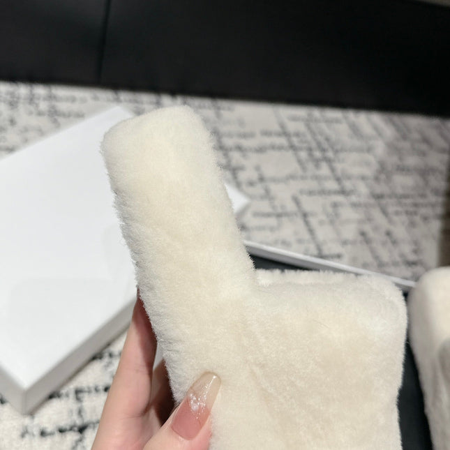 SLIPPER IN WHITE SHEARLING
