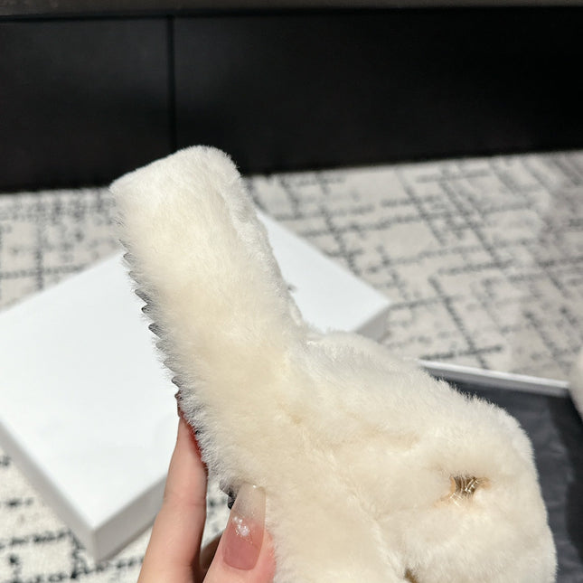 CROSS STRAP SLIPPER IN WHITE SHEARLING