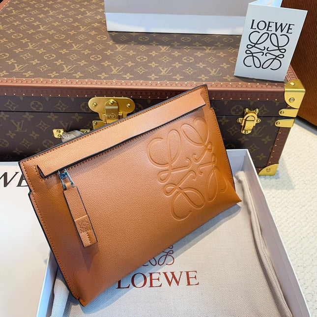 LOE POUCH CLUTCH BAG 30 IN WARM DESSERT CALFSKIN